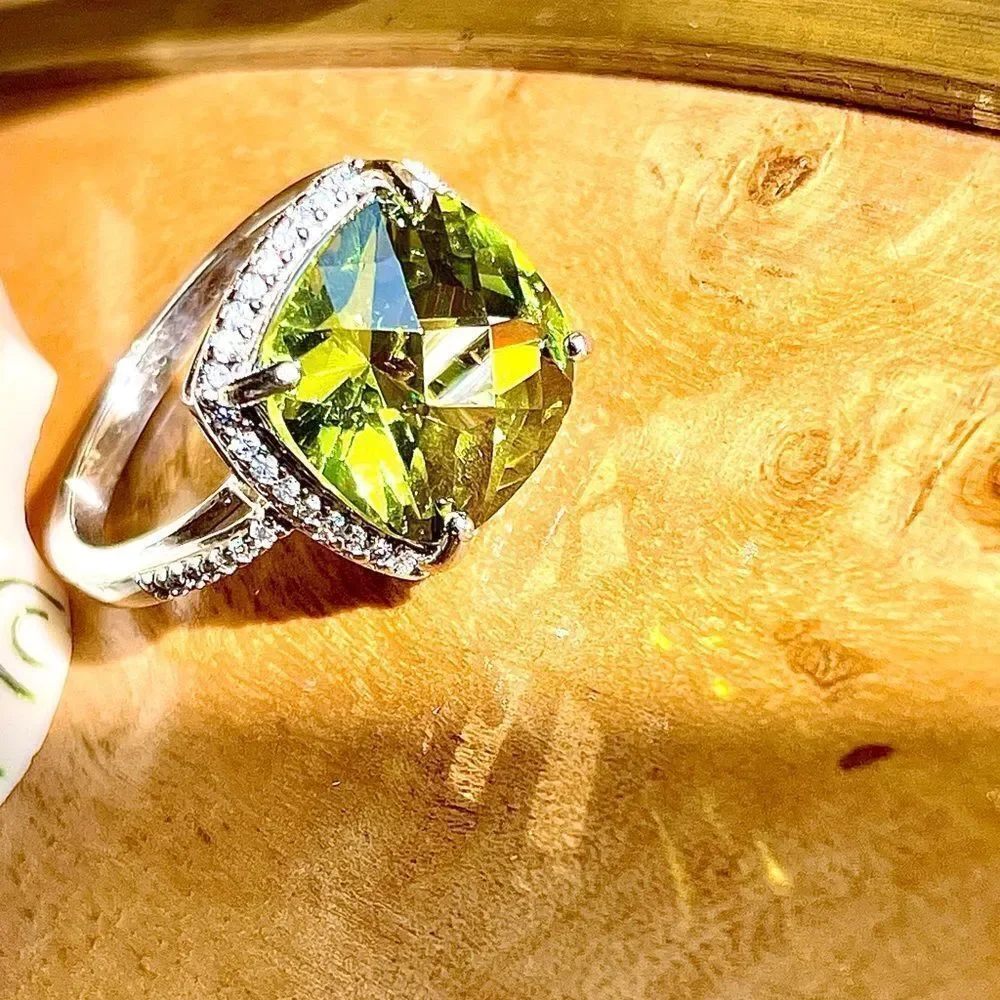 ♥️ Gorgeous 7ct peridot ring, size 8 sterling silver white sapphire halo